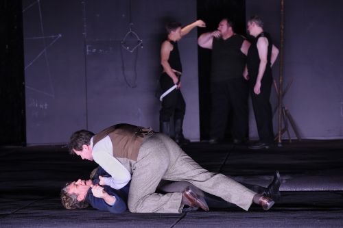 Heiko Trinsinger (Kaspar), Maximilian Schmitt (Max) (von unten), Statisterie | © Martin Kaufhold 